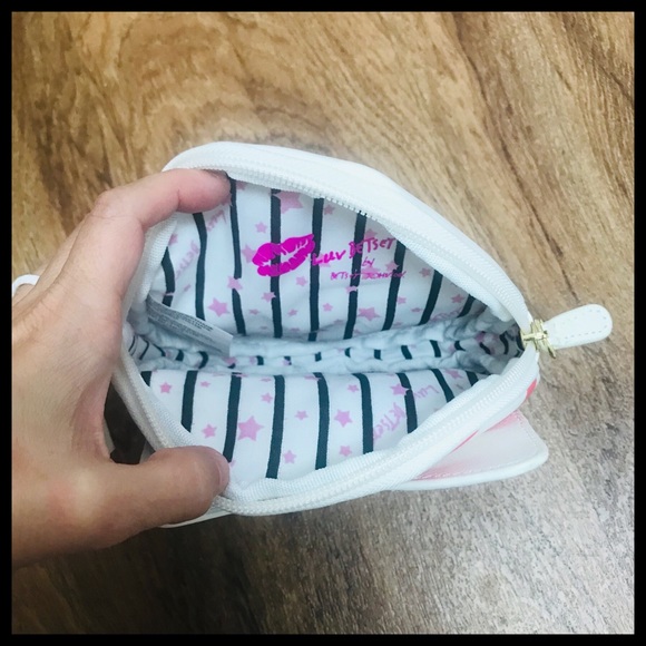 BETSEY JOHNSON AMERICA CAT WRISTLET - Picture 5 of 5